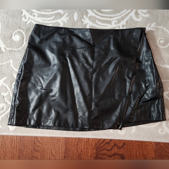 Abercrombie Black Leather Wrap Skort - Picture 2 of 4